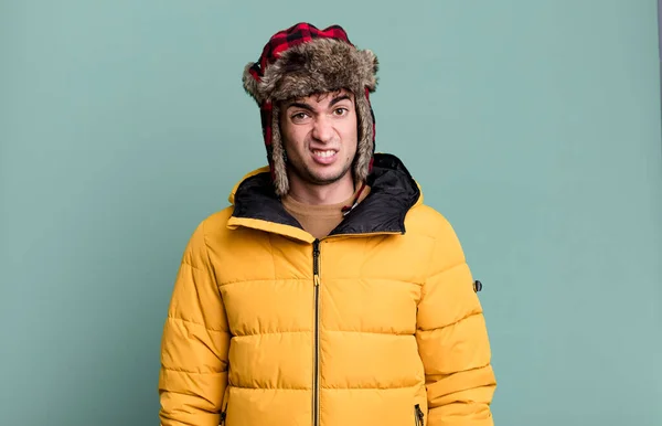 Hombre Adulto Sintiéndose Desconcertado Confundido Usando Anorak Concepto Invierno Frío —  Fotos de Stock