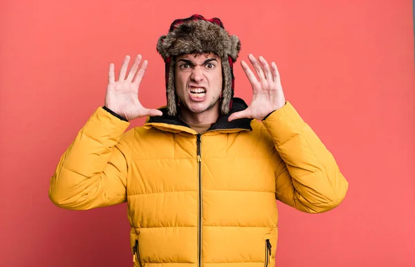 Homem Adulto Gritando Com Mãos Para Cima Vestindo Anorak Inverno — Fotografia de Stock