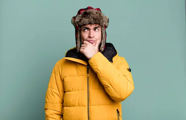 Homem Adulto Pensando Sentindo Duvidoso Confuso Vestindo Anorak Inverno Conceito — Fotografia de Stock
