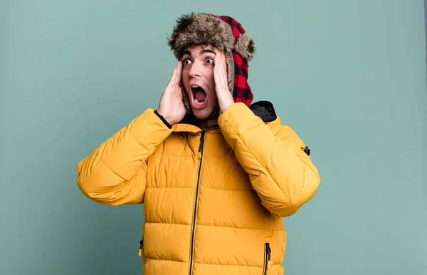 大人の男は 興奮し アナラックを身に着けて驚いて幸せを感じる 冬と寒さの概念 — ストック写真