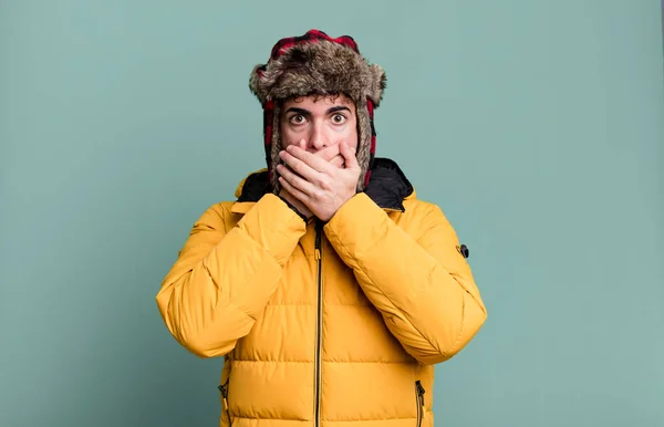 Dorosły Mężczyzna Zakrywający Usta Dłońmi Szoku Noszącym Anorak Zimowa Zimna — Zdjęcie stockowe