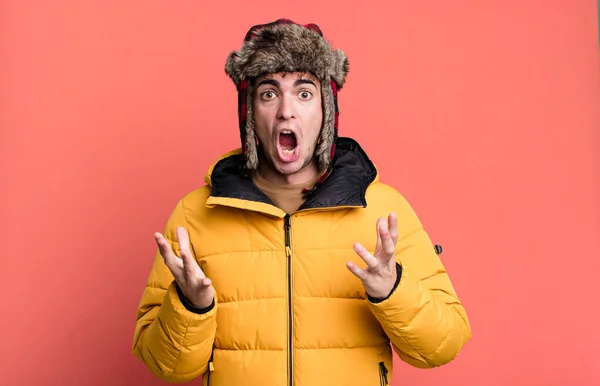 Ενήλικος Άνθρωπος Αισθάνεται Εξαιρετικά Σοκαρισμένος Και Έκπληκτος Φορώντας Anorak Χειμώνα — Φωτογραφία Αρχείου
