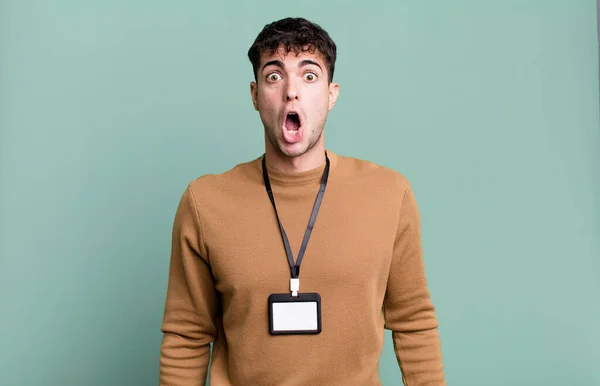 Hombre Adulto Que Parece Muy Sorprendido Sorprendido Con Una Tarjeta —  Fotos de Stock