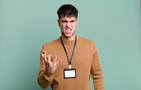 Yetişkin Bir Adam Kızgın Sinirli Bir Akustik Kimlik Kartı Ile — Stok fotoğraf