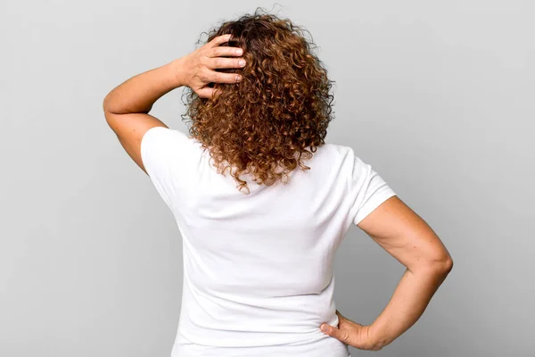 Middle Age Hispanic Woman Thinking Doubting Scratching Head Feeling Puzzled — Stock Photo, Image
