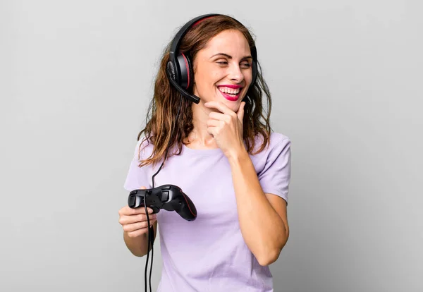 Hispanic Pretty Woman Smiling Happy Confident Expression Hand Chin Gamer — Stock Photo, Image