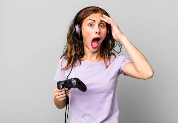 Hispanic Pretty Woman Looking Happy Astonished Surprised Gamer Concept — Stock Photo, Image