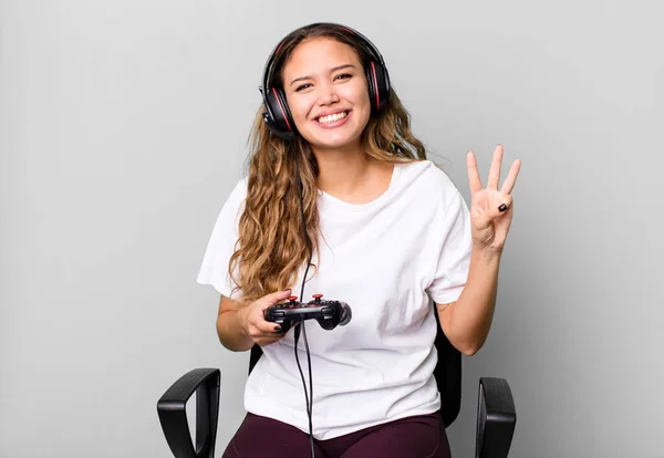 Hispanic Pretty Woman Smiling Looking Friendly Showing Number Three Gamer — Stock Photo, Image