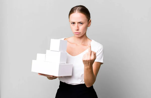 白人女性は怒り いらいらし 反抗的で積極的な白い箱のパッケージで感じます — ストック写真