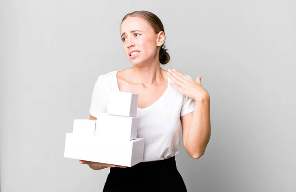 白人女性はストレスを感じ 不安を感じ そして白い箱のパッケージに不満を感じ — ストック写真