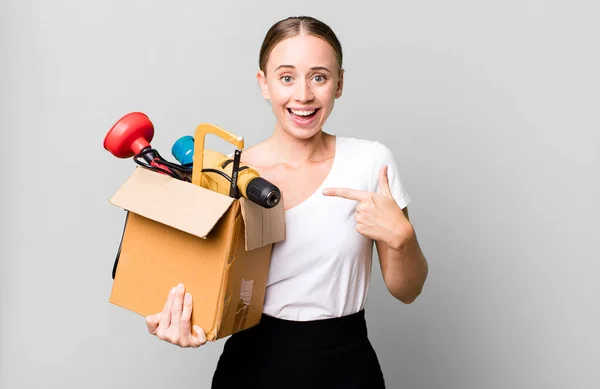 Caucasian Pretty Woman Looking Excited Surprised Pointing Side Tool Box — Stockfoto