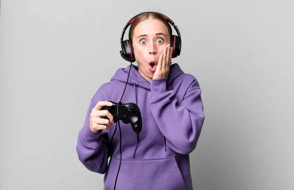 Caucasian Pretty Woman Feeling Shocked Scared Gamer Concept — Stockfoto