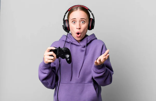 Caucasian Pretty Woman Feeling Extremely Shocked Surprised Gamer Concept — Foto Stock
