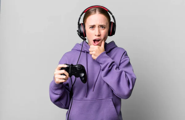 Caucasian Pretty Woman Mouth Eyes Wide Open Hand Chin Gamer — Foto Stock