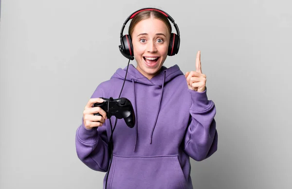 Caucasian Pretty Woman Feeling Happy Excited Genius Realizing Idea Gamer — Stockfoto