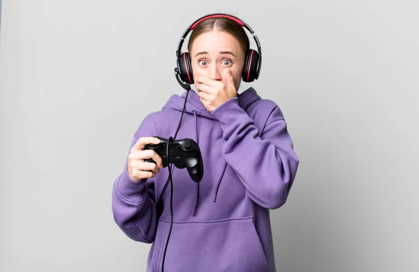 Caucasian Pretty Woman Covering Mouth Hands Shocked Gamer Concept — Foto Stock