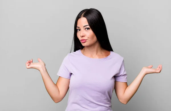 Pretty Latin Woman Feeling Puzzled Confused Doubting Weighting Choosing Different — Stock Photo, Image