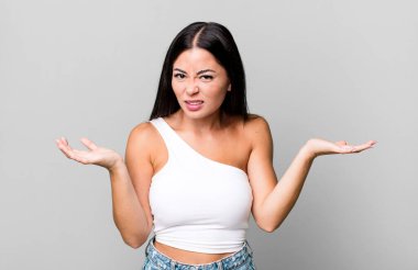 Güzel Latin bir kadın bilgisiz ve kafası karışık, hangi seçeneği seçeceğinden emin değil, merak ediyor.