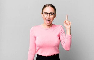 Bir fikri fark ettikten sonra mutlu ve heyecanlı bir dahi gibi hissetmek, neşeli bir şekilde parmak kaldırmak, eureka!