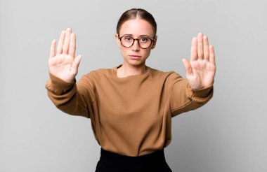 Ciddi görünüyor, mutsuz, kızgın ve hoşnutsuz giriş ya da her iki avuçta da dur demek