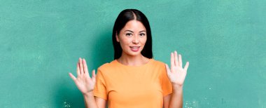 Güzel Latin kadın gergin, endişeli ve endişeli görünüyor. Benim hatam olmadığını söylüyor. Yoksa ben yapmadım. 