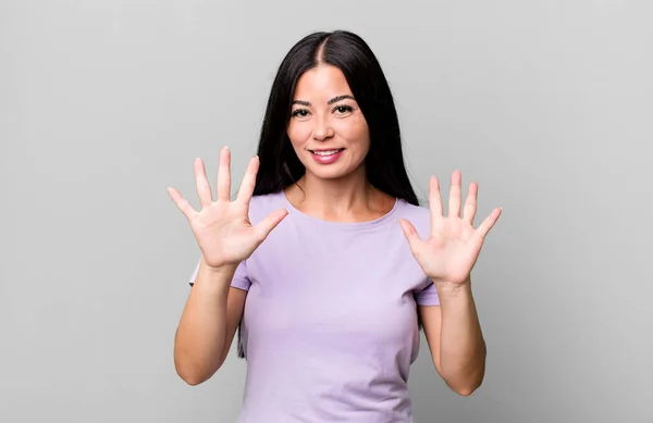Pretty Latin Woman Smiling Looking Friendly Showing Number Ten Tenth — Stock Photo, Image