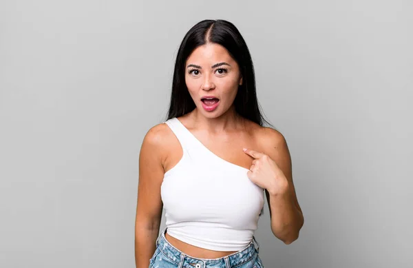 Pretty Latin Woman Looking Shocked Surprised Mouth Wide Open Pointing — ストック写真