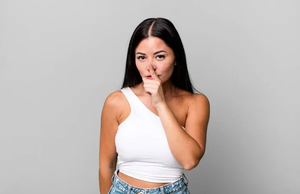 Pretty Latin Woman Asking Silence Quiet Gesturing Finger Front Mouth — Foto Stock