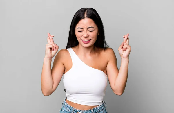 Pretty Latin Woman Smiling Anxiously Crossing Both Fingers Feeling Worried — Foto Stock