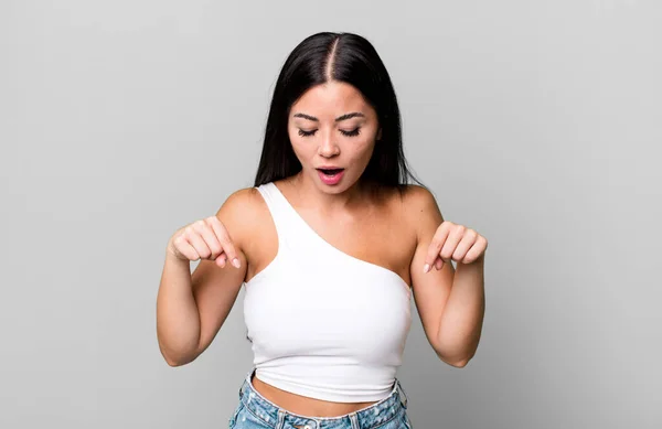 Pretty Latin Woman Open Mouth Pointing Downwards Both Hands Looking — Foto Stock