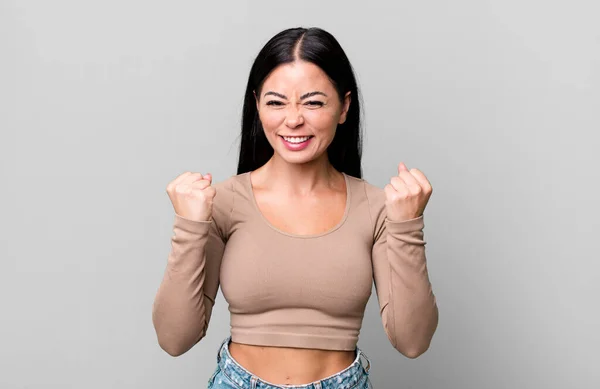 Pretty Latin Woman Shouting Triumphantly Laughing Feeling Happy Excited While — Stock Photo, Image