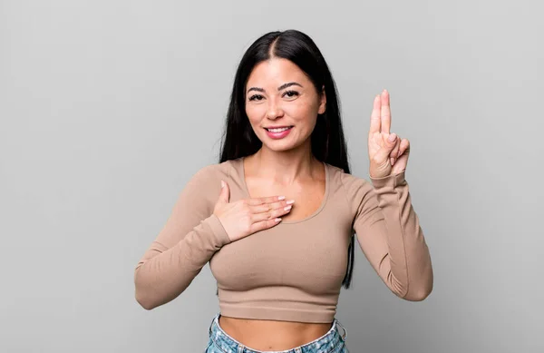 Pretty Latin Woman Looking Happy Confident Trustworthy Smiling Showing Victory — Foto Stock