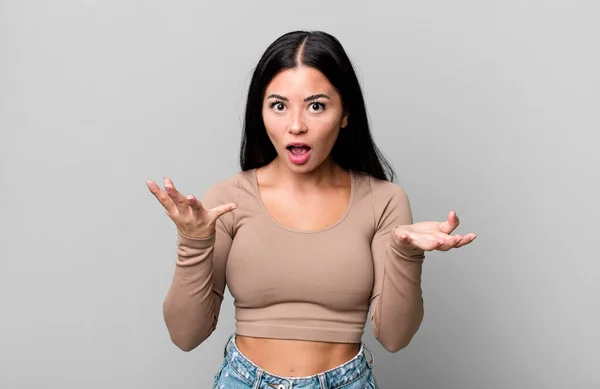Pretty Latin Woman Feeling Extremely Shocked Surprised Anxious Panicking Stressed — Foto Stock