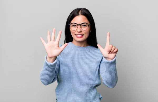 Pretty Latin Woman Smiling Looking Friendly Showing Number Seven Seventh — Stock Photo, Image