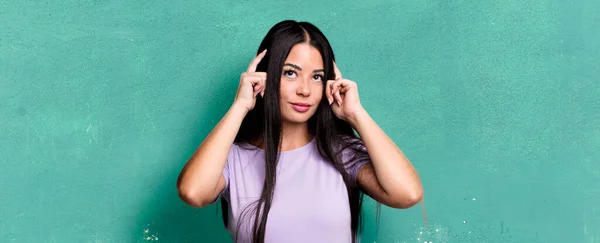 Pretty Latin Woman Feeling Confused Doubting Concentrating Idea Thinking Hard — Foto Stock