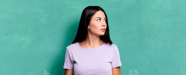 Pretty Latin Woman Worried Confused Clueless Expression Looking Copy Space — Stockfoto
