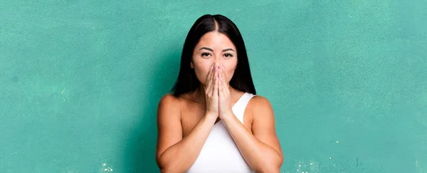 Pretty Latin Woman Feeling Worried Upset Scared Covering Mouth Hands — Stock Photo, Image