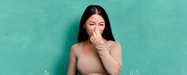 Pretty Latin Woman Feeling Disgusted Holding Nose Avoid Smelling Foul — Stock Photo, Image