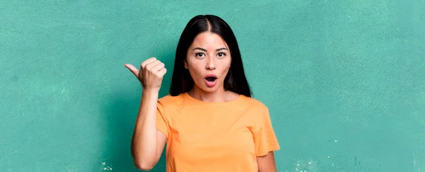 Pretty Latin Woman Looking Astonished Disbelief Pointing Object Side Saying — Foto Stock
