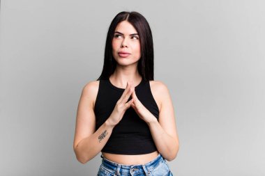 Genç, güzel bir kadın entrikalar ve komplolar kuruyor, hilekârlık ve aldatmaca düşünüyor, kurnazlık ve ihanet.