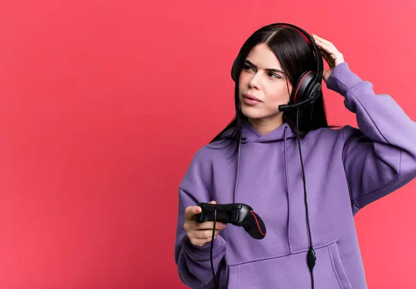 Kulaklık Takan Genç Bir Kadın Joystick Video Oyunu Oynuyor — Stok fotoğraf