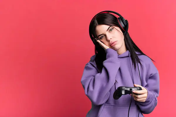 Jovem Mulher Usando Fones Ouvido Jogando Videogame Joystick — Fotografia de Stock