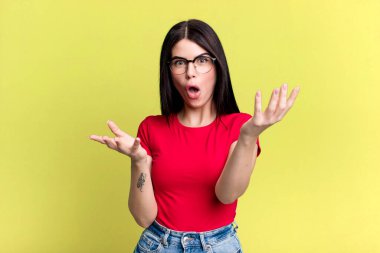 Genç ve güzel bir kadın son derece şok olmuş ve şaşırmış, endişeli ve paniklemiş hissediyor, stresli ve dehşete kapılmış bir bakışla