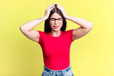 Genç ve güzel bir kadın stresli ve hayal kırıklığına uğramış hissediyor. Yumruk yumruğa, yorgun, mutsuz ve migren ağrısı çekiyor.