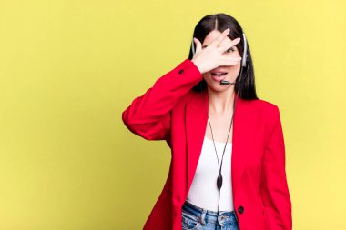 Şok olmuş, korkmuş ya da dehşete düşmüş gibi görünüyorlardı. Kulaklık takan bir pazarlamacı.