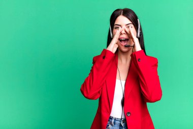 Mutluyum, ellerim ağzımın yanındayken bağırıyorum. Kulaklık takan bir pazarlamacı.