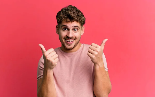 Young Adult Caucasian Man Smiling Joyfully Looking Happy Feeling Carefree — Photo