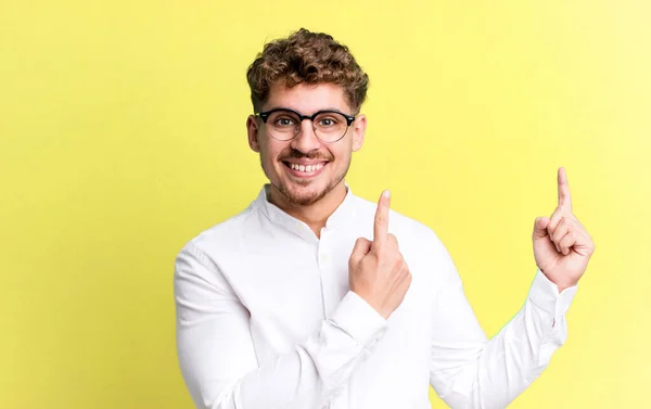 Young Adult Caucasian Man Smiling Happily Pointing Side Upwards Both — Photo
