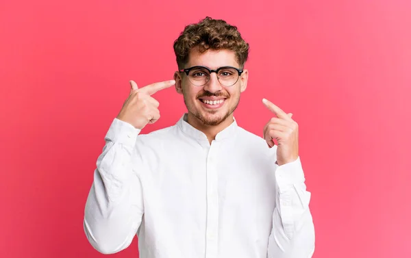 Young Adult Caucasian Man Smiling Confidently Pointing Own Broad Smile — Photo