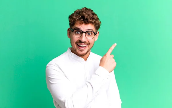 Young Adult Caucasian Man Looking Excited Surprised Pointing Side Upwards — Photo
